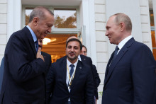 Ruský prezident Vladimir Putin sa lúči s tureckým prezidentom Tayyipom Erdoganom po stretnutí v ruskom Soči. FOTO: Reuters