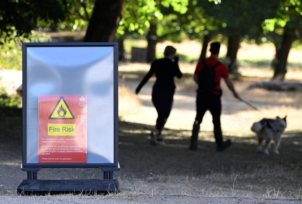 &lt;p&gt;Ľudia kráčajú okolo výstražného znamenia požiaru po dlhom období horúceho počasia a malých zrážok v Richmond Parku v Londýne. FOTO: Reuters &lt;/p&gt;