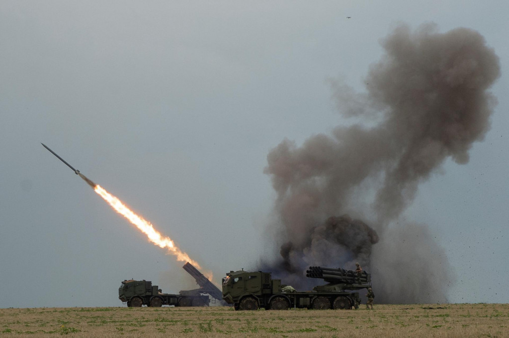 Ukrajinskí vojaci strieľajú z viacnásobného raketového systému Bureviy v Charkovskej oblasti. FOTO: Reuters