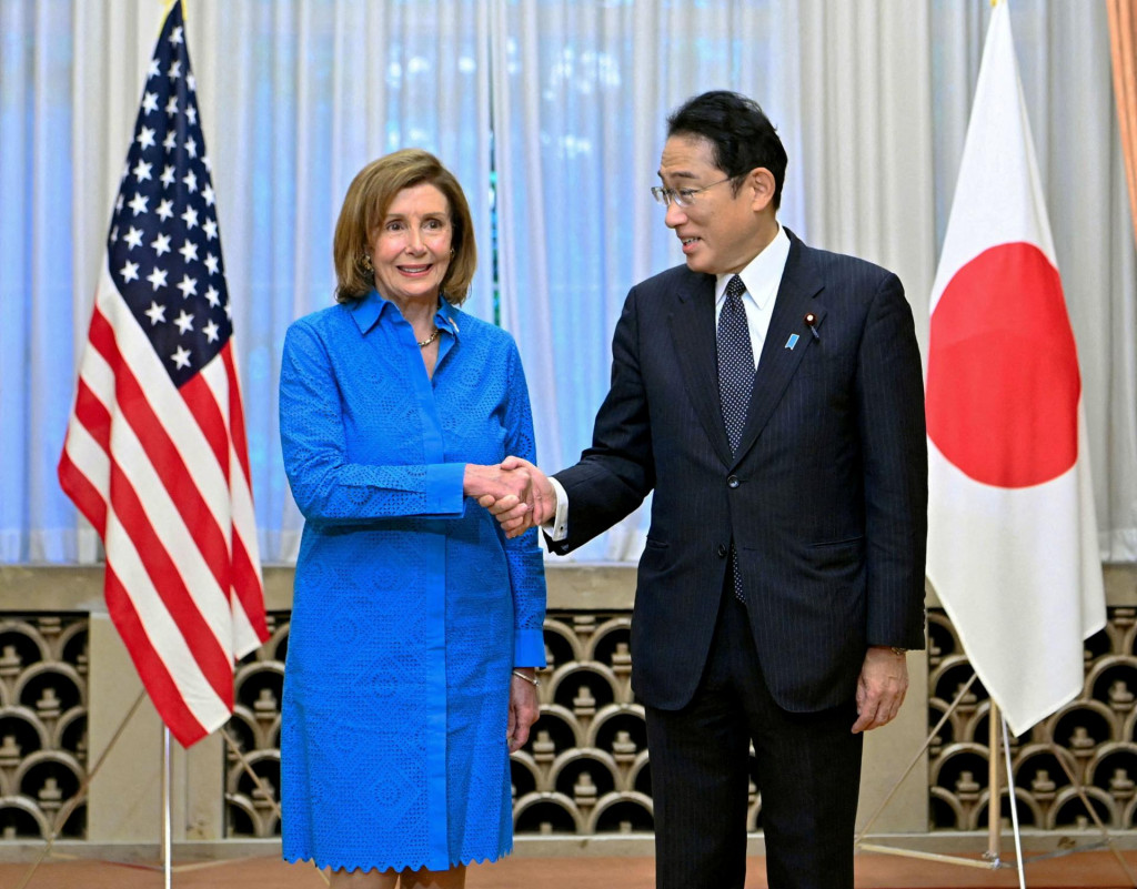 Predsedníčka Snemovne reprezentantov USA Nancy Pelosiová si podáva ruku s japonským premiérom Fumiom Kišidom. FOTO: Reuters