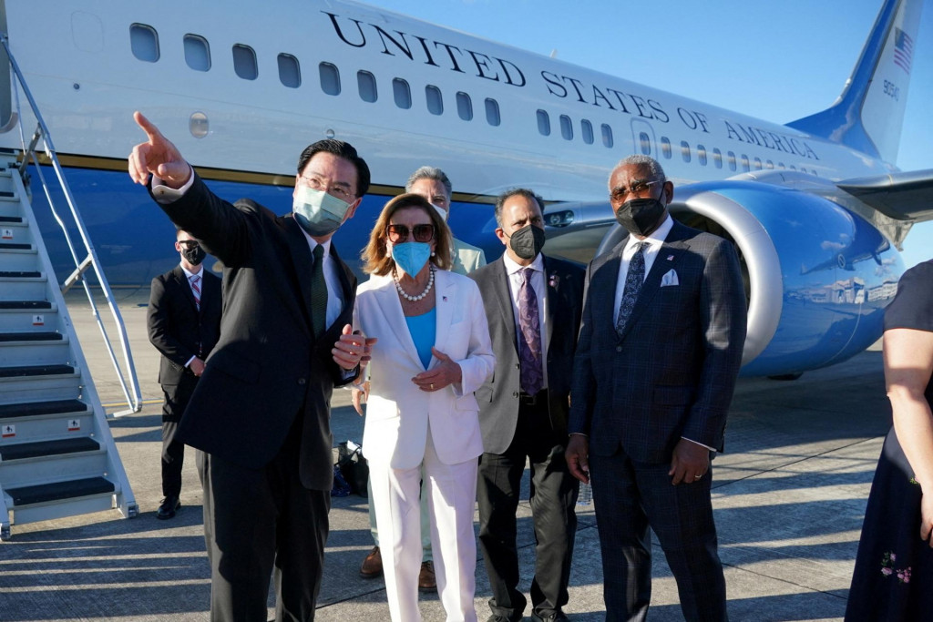 Predsedníčka americkej Snemovne reprezentantov Nancy Pelosiovú na letisku v Taiwane. FOTO: Reuters