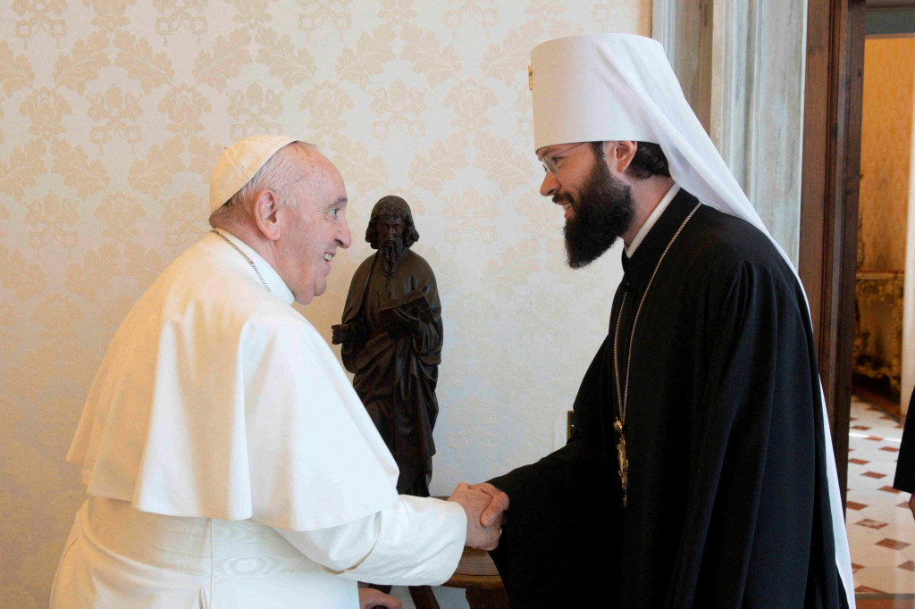 &lt;p&gt;Pápež František sa stretáva s druhým najmocnejším vodcom Ruskej pravoslávnej cirkvi, biskupom Antonijom. FOTO: Reuters &lt;/p&gt;