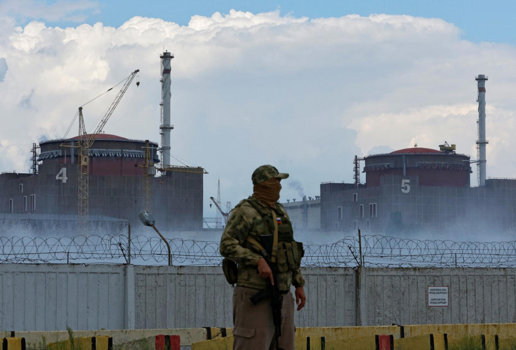 &lt;p&gt;Mechanik s ruskou vlajkou na uniforme stojí na stráži pri Záporožskej jadrovej elektrárni. FOTO: Reuters &lt;/p&gt;
