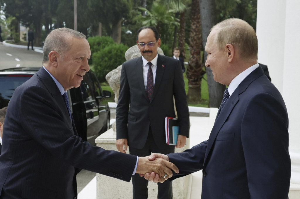 Turecký prezident Recep Tayyip Erdogan a ruský prezident Vladimir Putin si podávajú ruky pred stretnutím v Soči. FOTO: TASR/AP