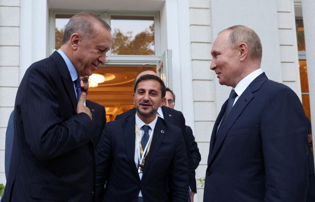 Ruský prezident Vladimir Putin sa lúči s tureckým prezidentom Tayyipom Erdoganom po stretnutí v ruskom Soči. FOTO: Reuters