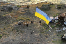 &lt;p&gt;Vztýčená ukrajinská vlajka. FOTO: TASR/AP&lt;/p&gt;