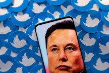 &lt;p&gt;Elon Musk na obrazovke mobilného telefón na pozadí loga sociálnej siete Twitter. FOTO: Reuters&lt;/p&gt;