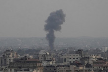Dym stúpa po izraelskom leteckom útoku v pásme Gazy. FOTO: TASR/AP