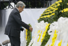 Generálny tajomník OSN António Guterres kladie veniec k náhrobku obetí počas spomienkového podujatia pri príležitosti 77. FOTO: TASR/AP
