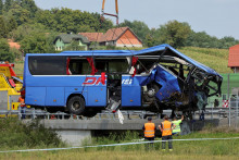 Zničený poľský autobus v Chorvátsku po tom, ako zišiel z cesty. FOTO: Reuters