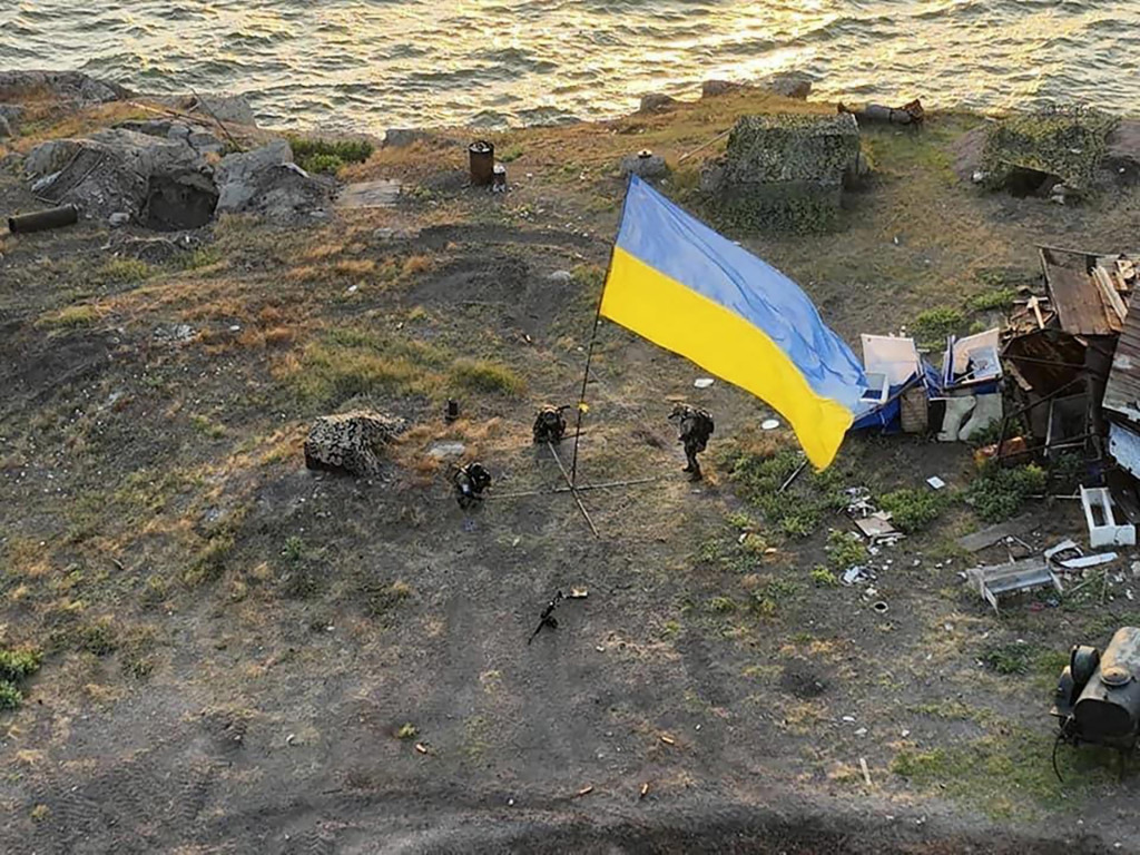 Vztýčená ukrajinská vlajka. FOTO: TASR/AP