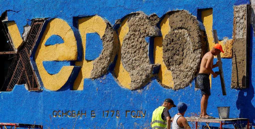 Po&scaron;koden&yacute; monument s n&aacute;pisom Cherson. FOTO: Reuters