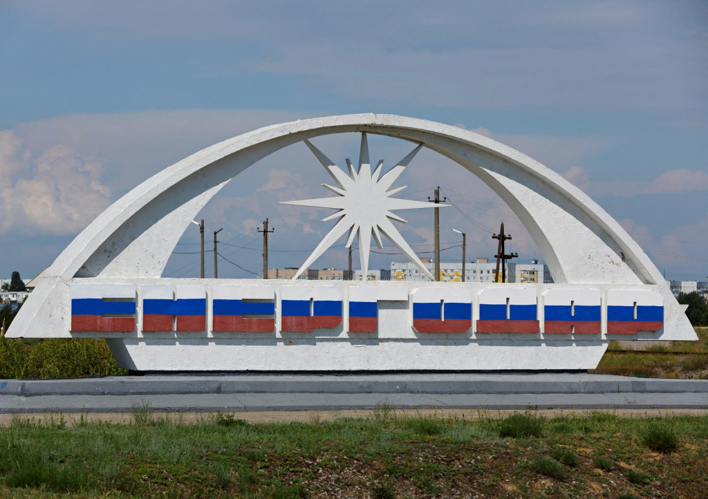 Nápis Enerhodar v ruštine a vo farbách ruskej vlajky. FOTO: Reuters
