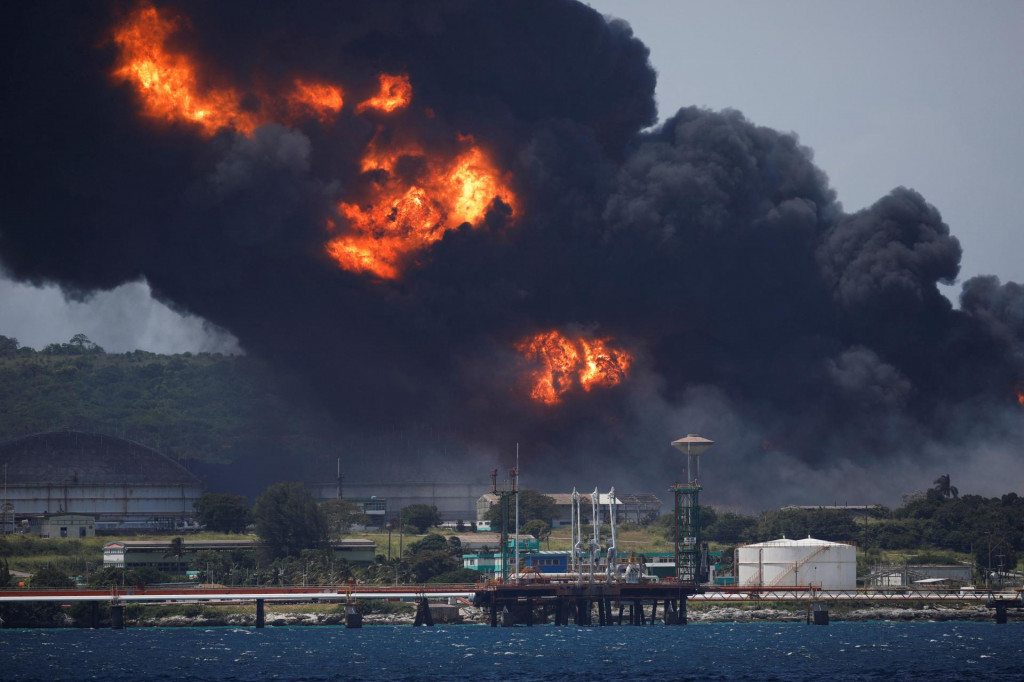 Požiar ropného skladu na Kube. FOTO: Reuters