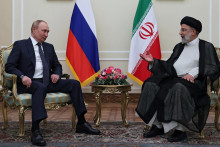 Ruský prezident Vladimir Putin a iránsky prezident Ebrahim Raisi sa zúčastňujú stretnutia v Teheráne. FOTO: Reuters
