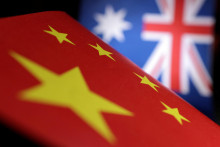 Čínska a austrálska vlajka. FOTO: Reuters