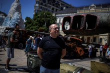 Výstava zničených ruských vojenských vozidiel a zbraní prebehla aj v Kyjeve. FOTO: Reuters
