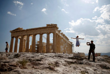 Turisti sa odfotia pred chrámom Parthenon na vrchole Akropoly v Aténach. FOTO: Reuters