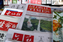 &lt;p&gt;Obrázok Raketových síl pod velením Čínskej ľudovej oslobodzovacej armády, ktoré vykonávajú konvenčné raketové testy do vôd pri východnom pobreží Taiwanu, vidno na titulnej strane novín v novinovom stánku v Pekingu. FOTO: Reuters &lt;/p&gt;