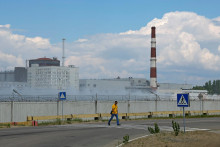 &lt;p&gt;Muž prechádza cez cestu pri Záporožskej jadrovej elektrárni. FOTO: Reuters &lt;/p&gt;