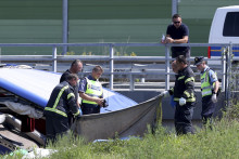Záchranári vytiahli telo z vraku autobusu na mieste nehody pri obci Podvorec neďaleko Záhrebu. FOTO: TASR/AP

