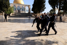 Izraelská polícia zadržala palestínskeho demonštranta v areáli, ktorý moslimovia poznajú ako Noble Sanctuary a Židia ako Chrámovú horu v Jeruzaleme. FOTO: Reuters