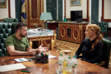 &lt;p&gt;Hollywoodska herečka Jessica Chastain sa zúčastňuje stretnutia s ukrajinským prezidentom Volodymyrom Zelenským v Kyjeve. FOTO: Reuters &lt;/p&gt;