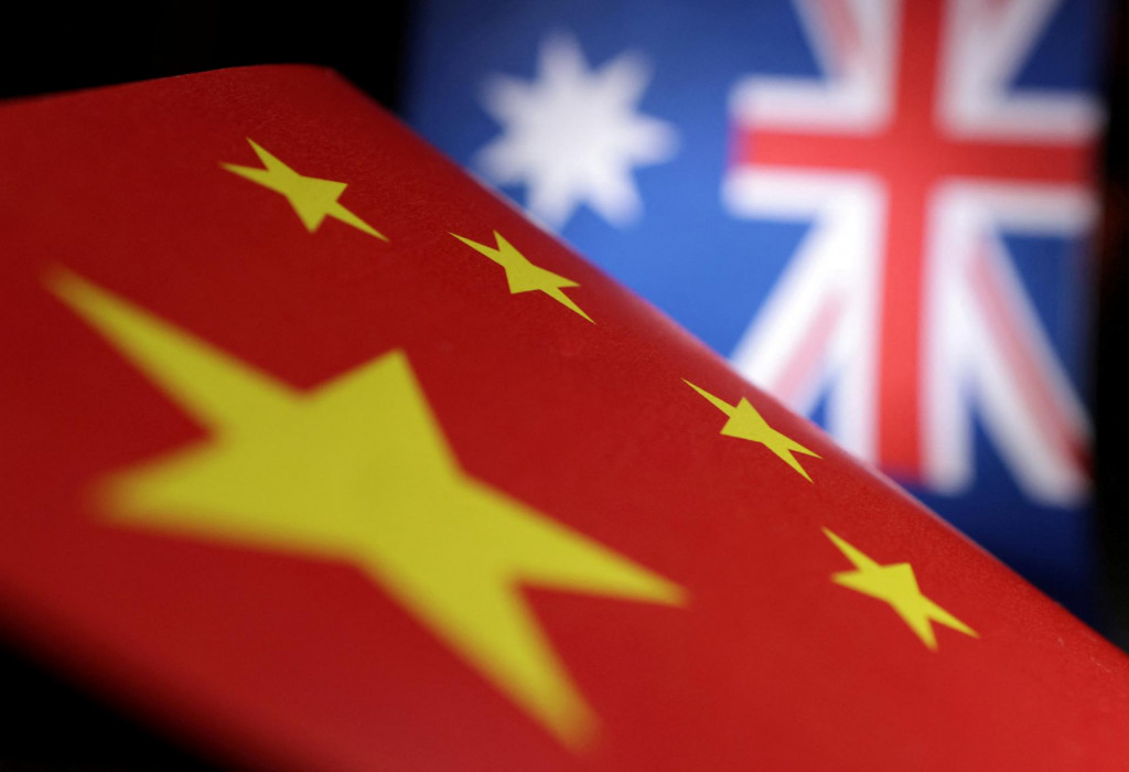 Čínska a austrálska vlajka. FOTO: Reuters