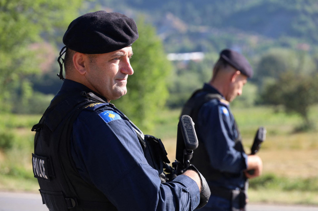 Kosovská polícia hliadkuje na ceste v Zupce. FOTO: Reuters