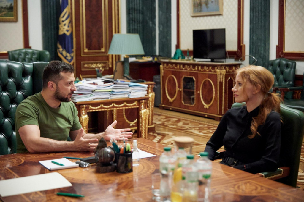 Hollywoodska herečka Jessica Chastain sa zúčastňuje stretnutia s ukrajinským prezidentom Volodymyrom Zelenským v Kyjeve. FOTO: Reuters