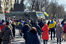 Demonštranti skandujú „choď domov“ a kráčajú smerom k ruským vojenským vozidlám na proukrajinskom zhromaždení uprostred ruskej invázie v Chersone. FOTO: Reuters