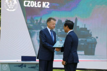 &lt;p&gt;Poľský minister obrany Mariusz Blaszczak (vľavo) a výkonný riaditeľ spoločnosti Hyundai Rotem Co. Lee Jong-bä si podávajú ruky po podpise zmluvy na nákup zbraní vo Varšave. FOTO: TASR/Jonhap&lt;/p&gt;