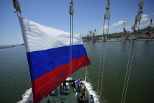 Na archívnej snímke z 12. júna 2022 ruská vlajka veje nad prístavom v Mariupole na Ukrajine. FOTO: TASR/AP