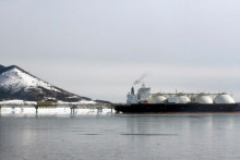 Nosič LNG japonskej výroby kotví neďaleko závodu na skvapalňovanie zemného plynu na ostrove Sachalin neďaleko mesta Korsakov. FOTO: Reuters