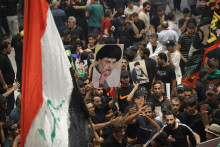 Stúpenci šiitského duchovného Muktadú Sadra počas protestu v irackej metropole Bagdad. FOTO: TASR/AP