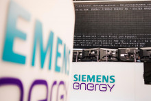 &lt;p&gt;Logo nemeckej spoločnosti Siemens Energy na obrazovke v priestoroch burzy cenných papierov vo Frankfute. FOTO: TASR/DPA&lt;/p&gt;