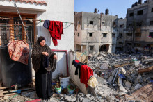 &lt;p&gt;Palestínska žena vešia bielizeň vo svojom dome, ktorý bol poškodený počas bojov medzi Izraelom a Gazou. FOTO: Reuters&lt;/p&gt;