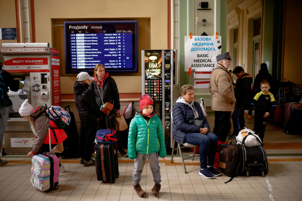 Ukrajinskí utečenci čakajú na vlak, aby mohli pokračovať v ceste. FOTO: Reuters