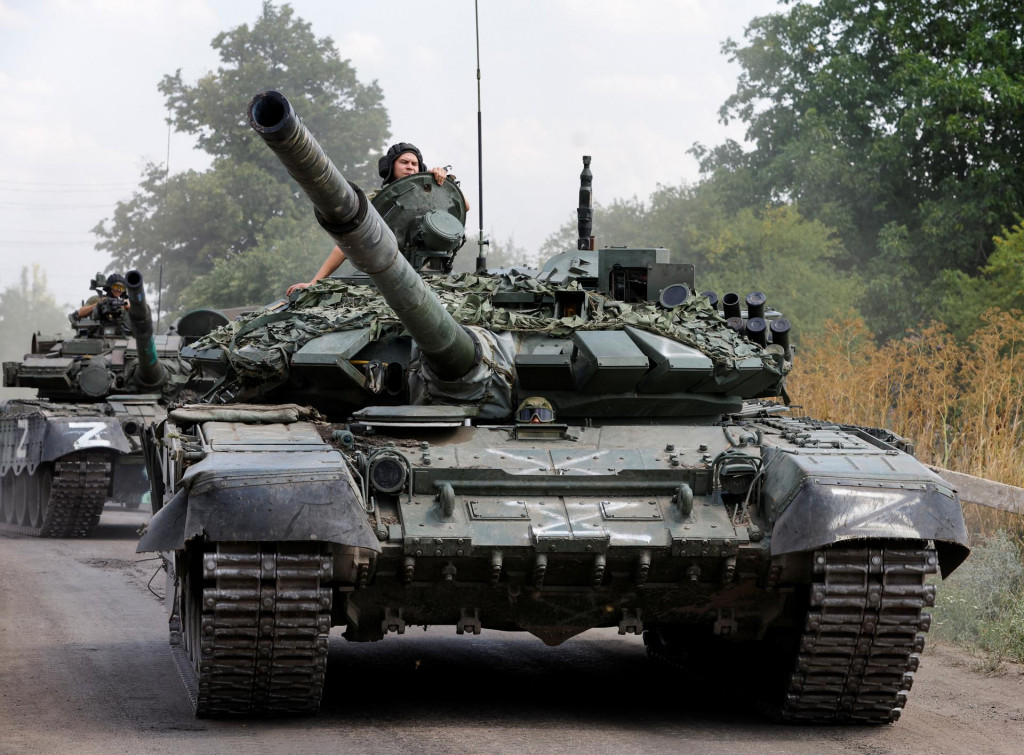 Príslušníci proruských jednotiek riadia tanky počas ukrajinsko-ruského konfliktu pri osade Olenivka. FOTO: Reuters