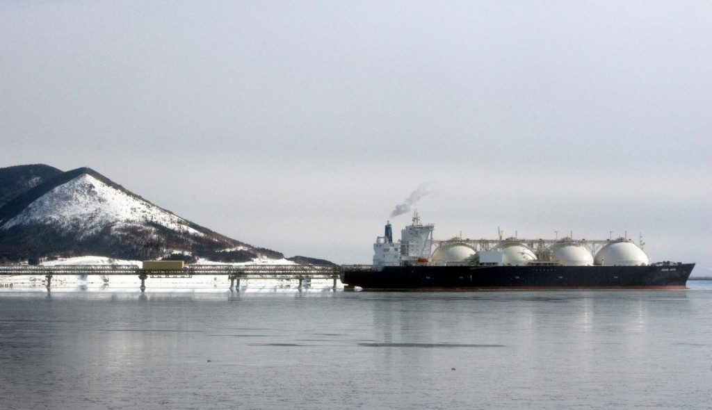 Nosič LNG japonskej výroby kotví neďaleko závodu na skvapalňovanie zemného plynu na ostrove Sachalin neďaleko mesta Korsakov. FOTO: Reuters