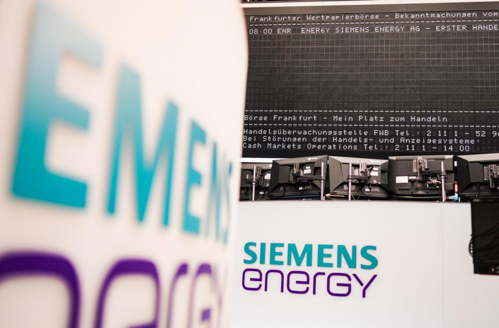 Logo nemeckej spoločnosti Siemens Energy na obrazovke v priestoroch burzy cenných papierov vo Frankfute. FOTO: TASR/DPA