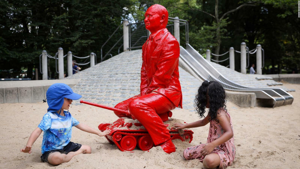 Uprostred New Yorku sa objavila Putinova socha, deti ju obsypávajú pieskom.