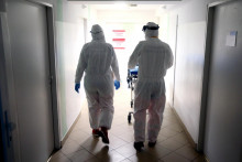 Zdravotnícky personál oblečený v špeciálnom ochrannom odeve. FOTO: HN/Pavol Funtál