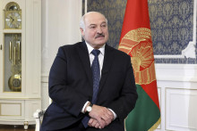 Bieloruský prezident Alexander Lukašenko počúva otázky počas rozhovoru s agentúrou AFP v Minsku vo štvrtok 21. júla 2022. FOTO: TASR/AP
