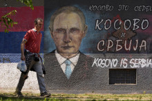 Mnoho Srbov stále podporuje ruského prezidenta Vladimira Putina, čo dokazujú aj grafiti v Belehrade či ďaľších mestách. FOTO: TASR/AP