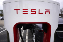 Dobíjacia stanica pre elektromobily Tesla Supercharger. FOTO: TASR/AP