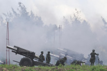 &lt;p&gt;Vojaci strieľajú z 155 mm húfnic počas každoročného vojenského cvičenia ostrej streľby v okrese Pingtung na juhu Taiwanu. FOTO: Reuters &lt;/p&gt;