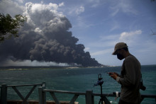 V dialke požiar skladiska paliva v provincii Matanzas na Kube. FOTO: TASR/AP

