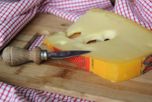&lt;p&gt;Jarlsberg je jemný syr s veľkými, pravidelnými okami pochádzajúcimi z Jarlsbergu v Nórsku. &lt;/p&gt;