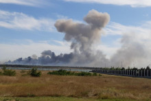 &lt;p&gt;Dym po výbuchoch smerom k ruskej vojenskej leteckej základni pri Novofedorivke, Krym 9. augusta 2022. FOTO: REUTERS&lt;/p&gt;